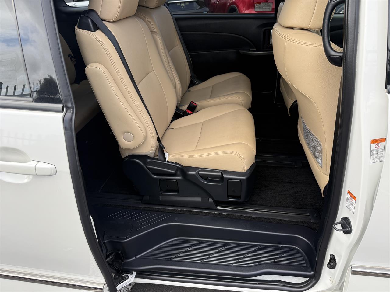 2016 Toyota Estima thumbnail