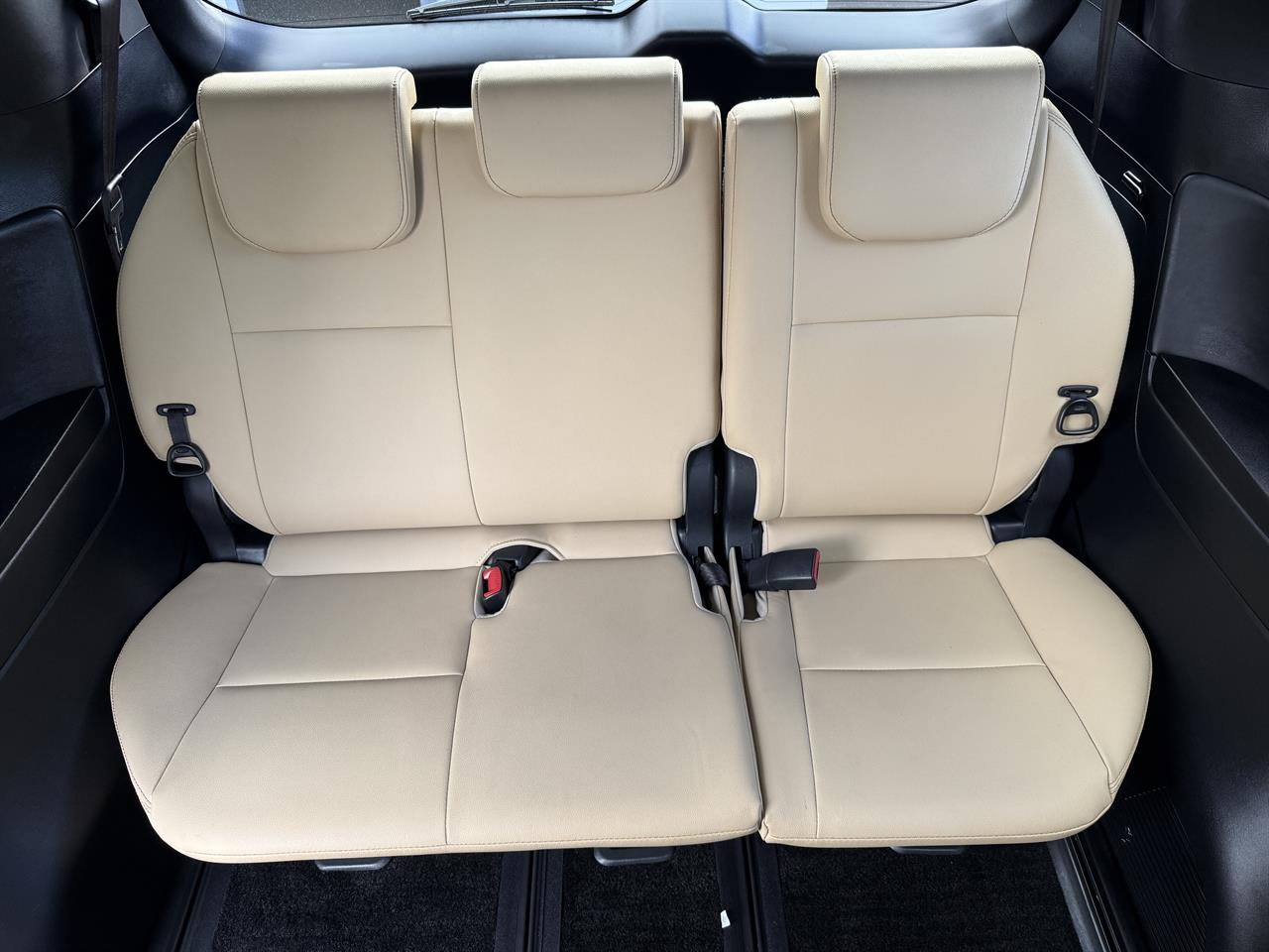 2016 Toyota Estima thumbnail