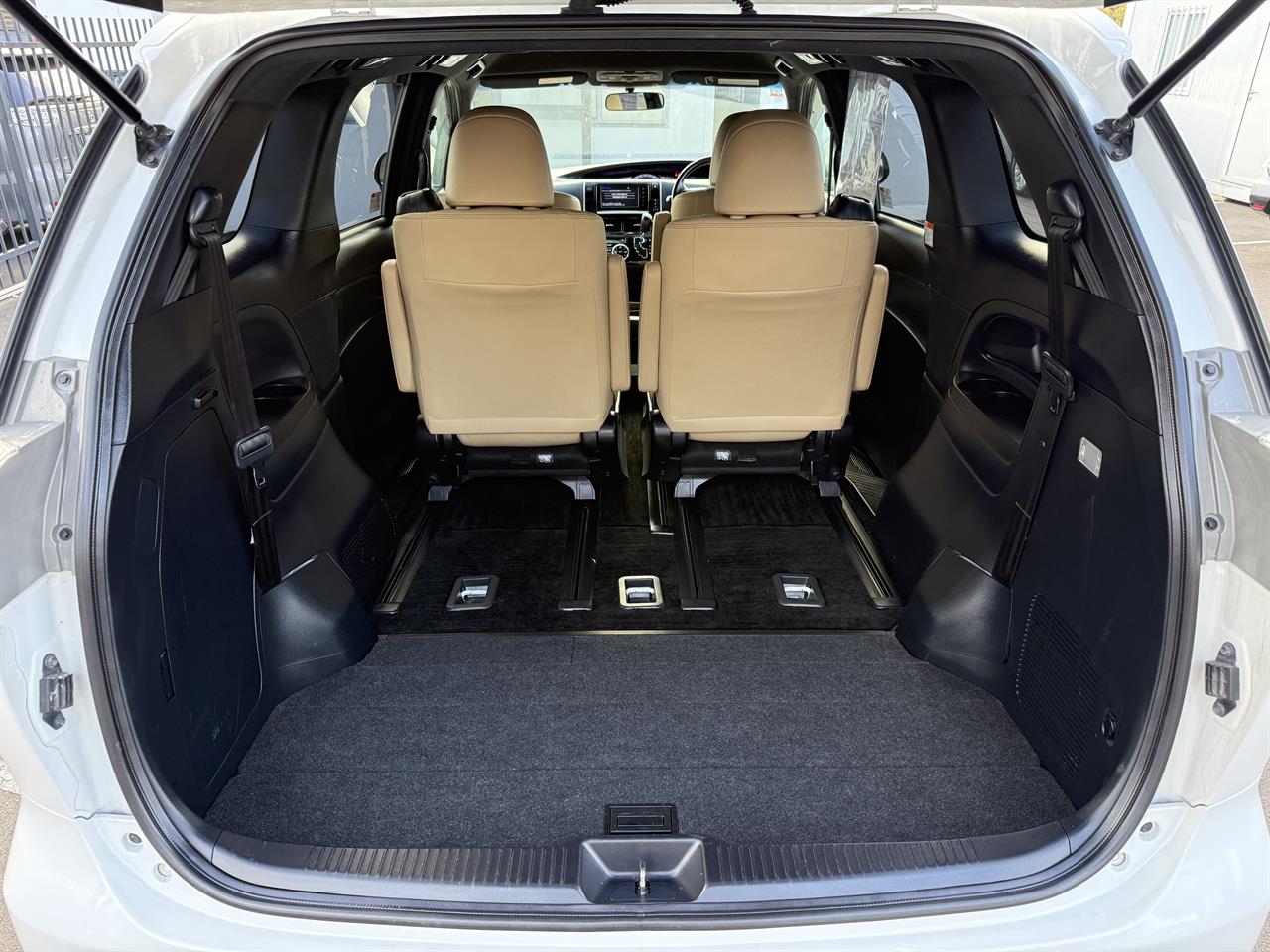 2016 Toyota Estima thumbnail