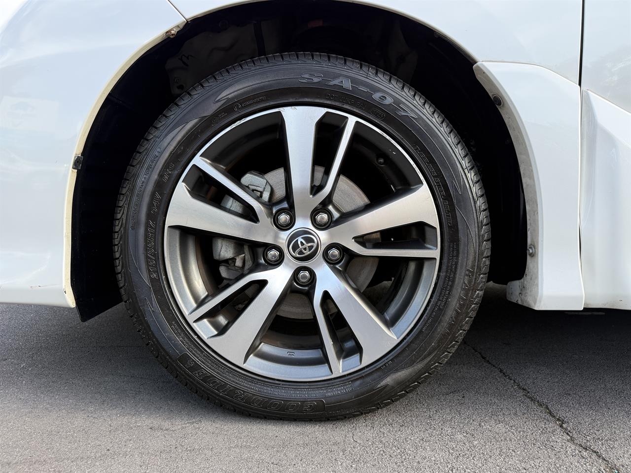 2016 Toyota Estima thumbnail