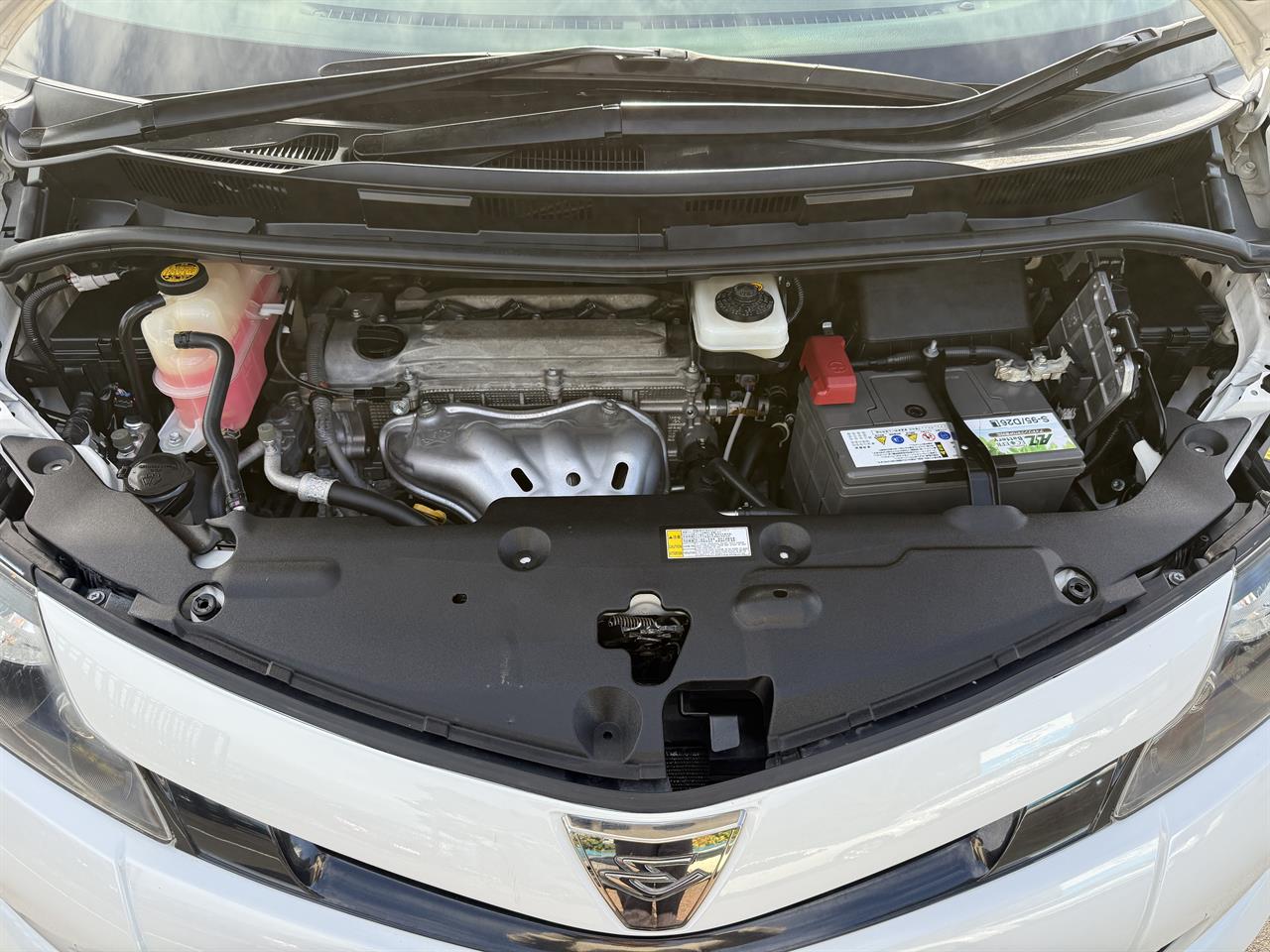 2016 Toyota Estima thumbnail