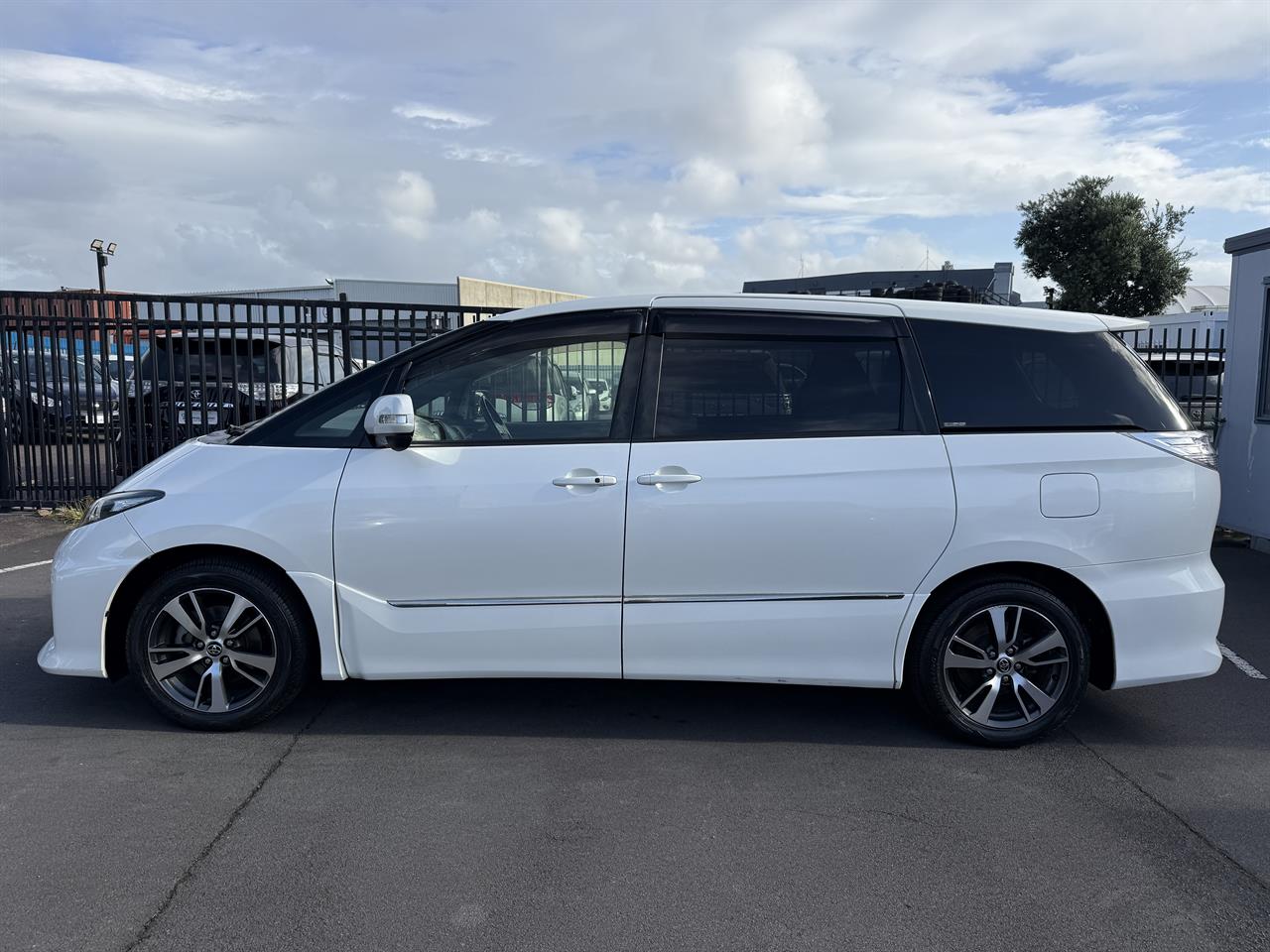 2016 Toyota Estima thumbnail