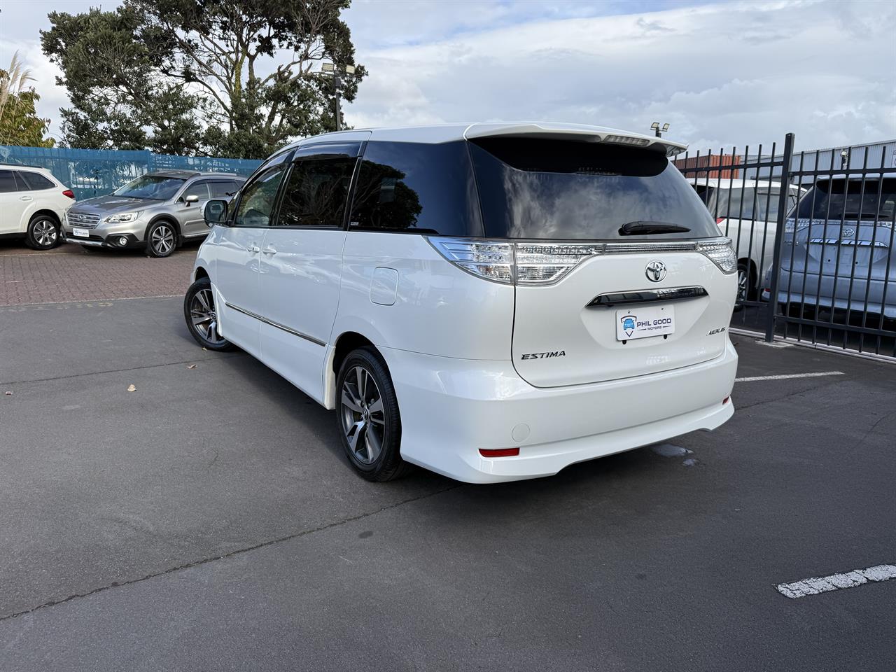 2016 Toyota Estima thumbnail
