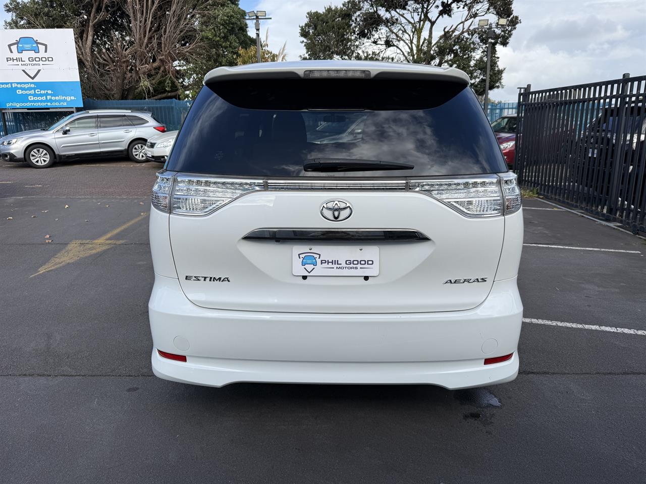 2016 Toyota Estima thumbnail