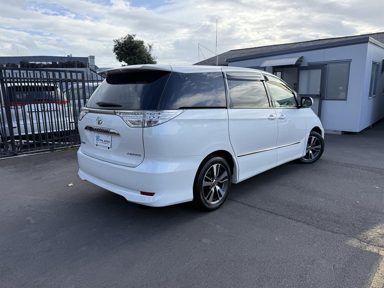 2016 Toyota Estima thumbnail