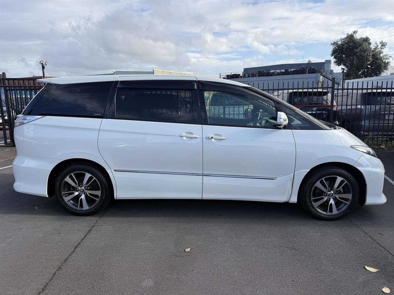 2016 Toyota Estima thumbnail