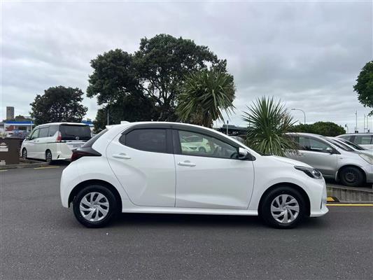 2021 Toyota Yaris thumbnail
