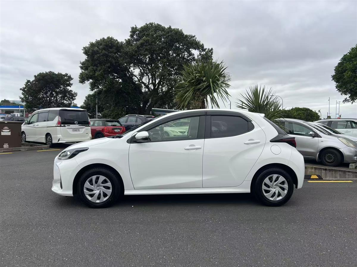 2021 Toyota Yaris thumbnail