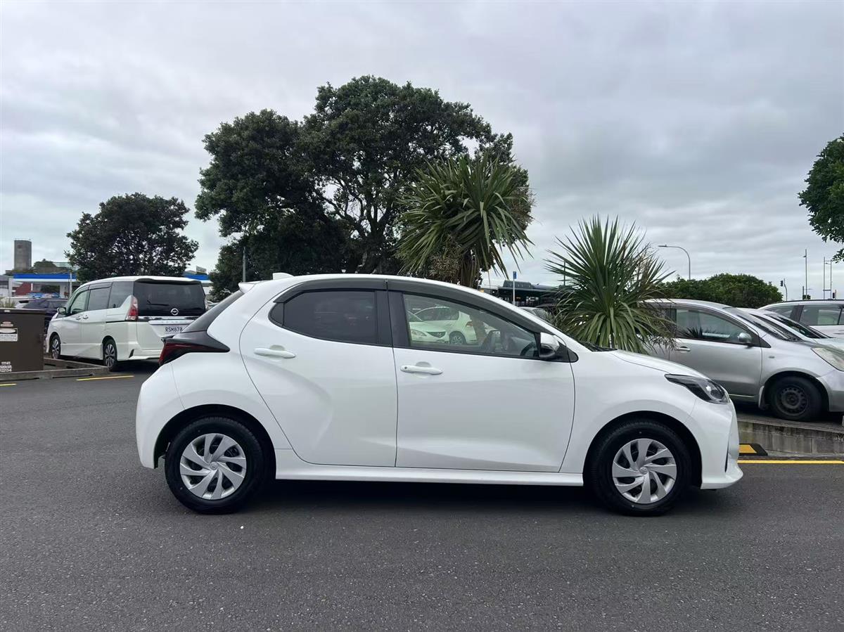 2021 Toyota Yaris thumbnail