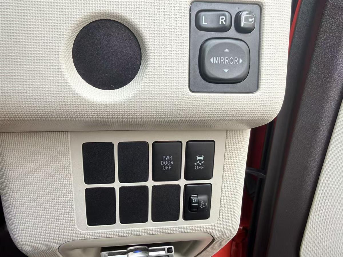 2013 Toyota Spade thumbnail