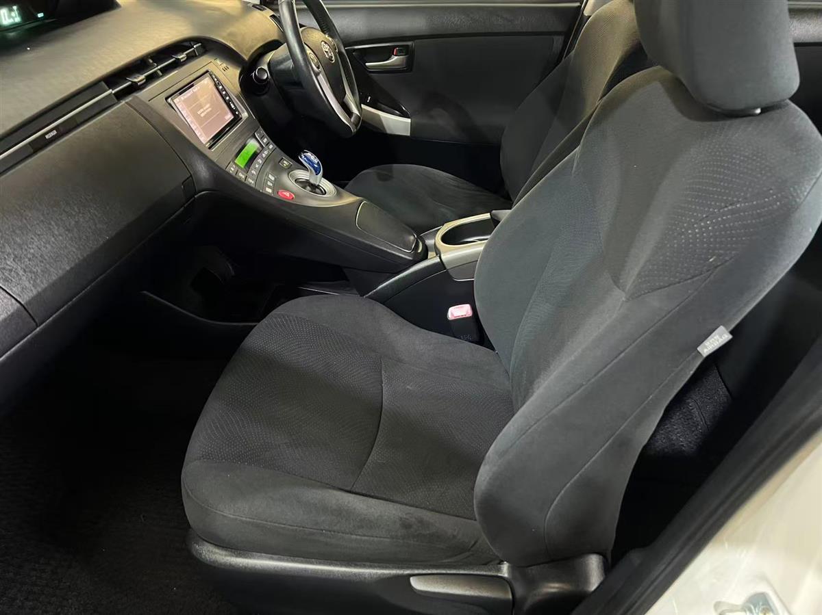 2012 Toyota Prius thumbnail