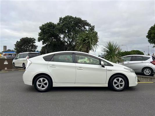 2012 Toyota Prius thumbnail