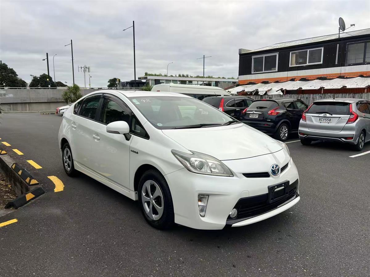 2012 Toyota Prius thumbnail
