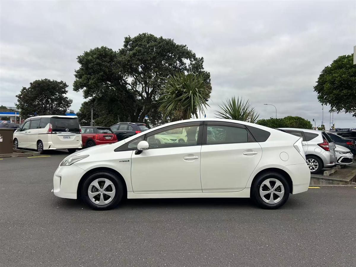 2012 Toyota Prius thumbnail