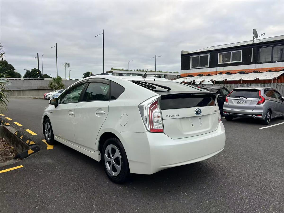 2012 Toyota Prius thumbnail