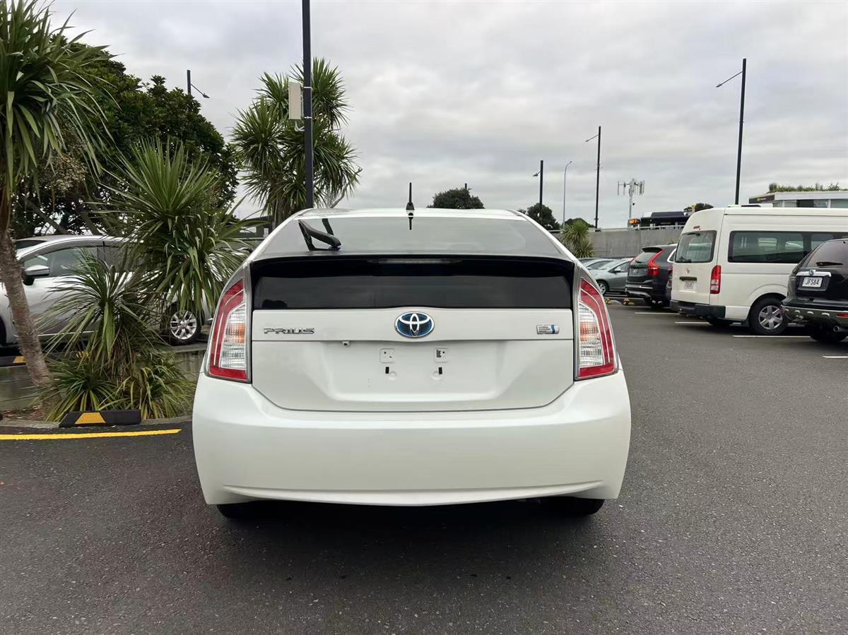 2012 Toyota Prius thumbnail