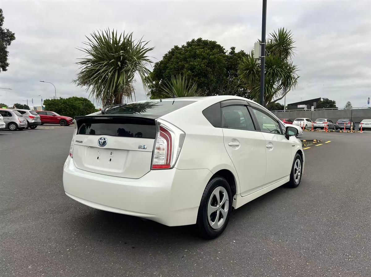 2012 Toyota Prius thumbnail