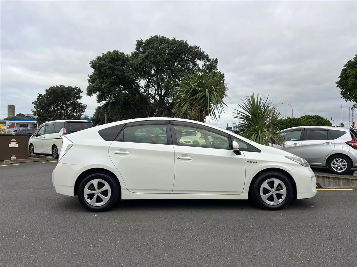 2012 Toyota Prius thumbnail