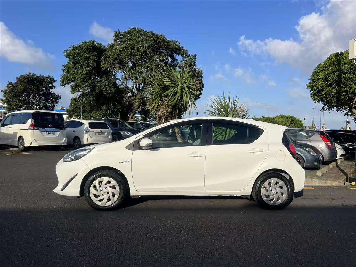 2019 Toyota Aqua thumbnail