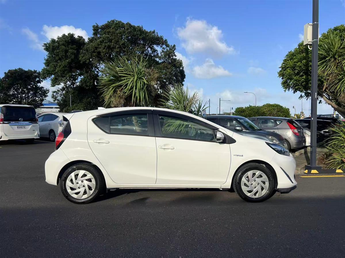 2019 Toyota Aqua thumbnail