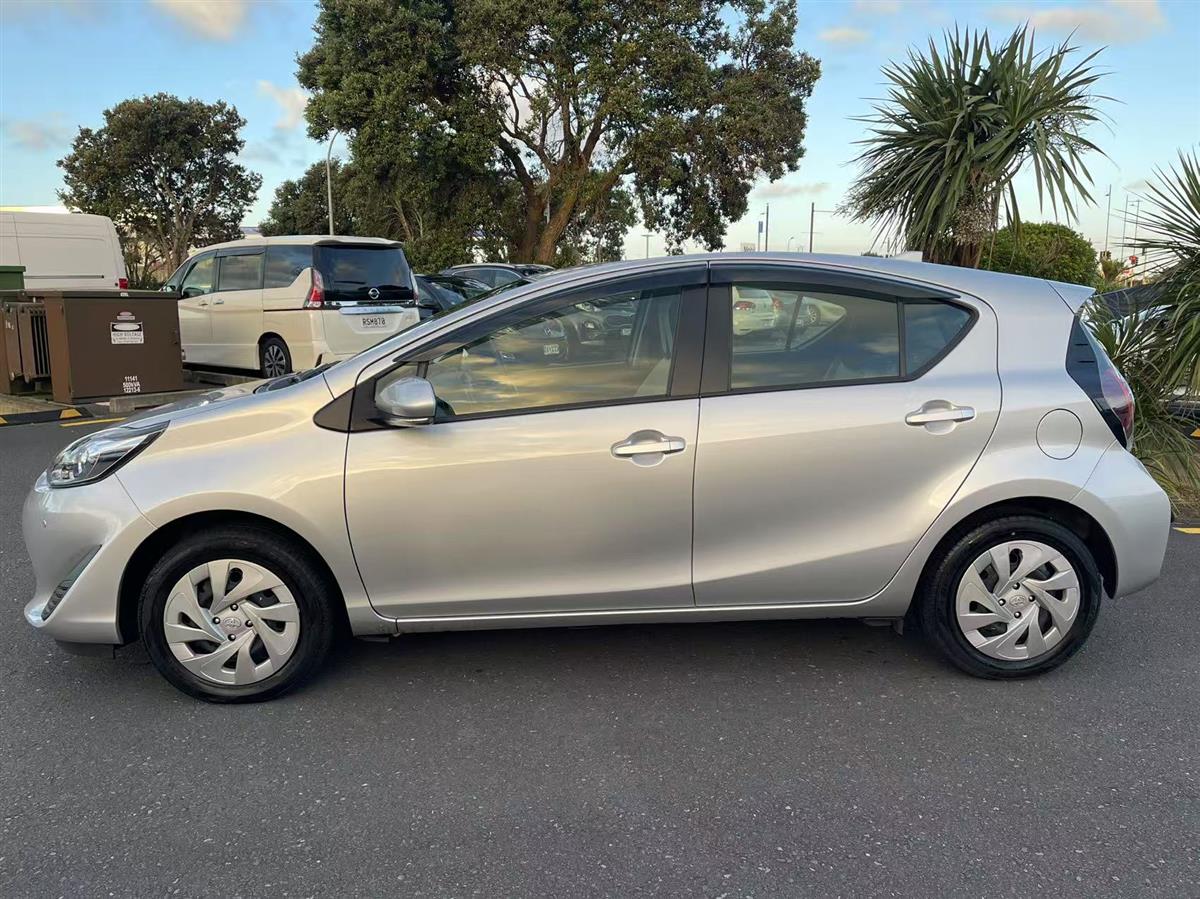 2020 Toyota Aqua thumbnail