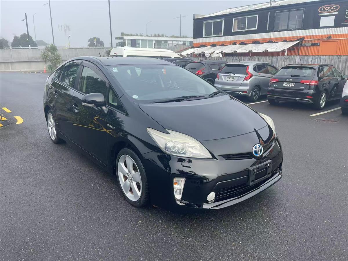 2013 Toyota Prius thumbnail