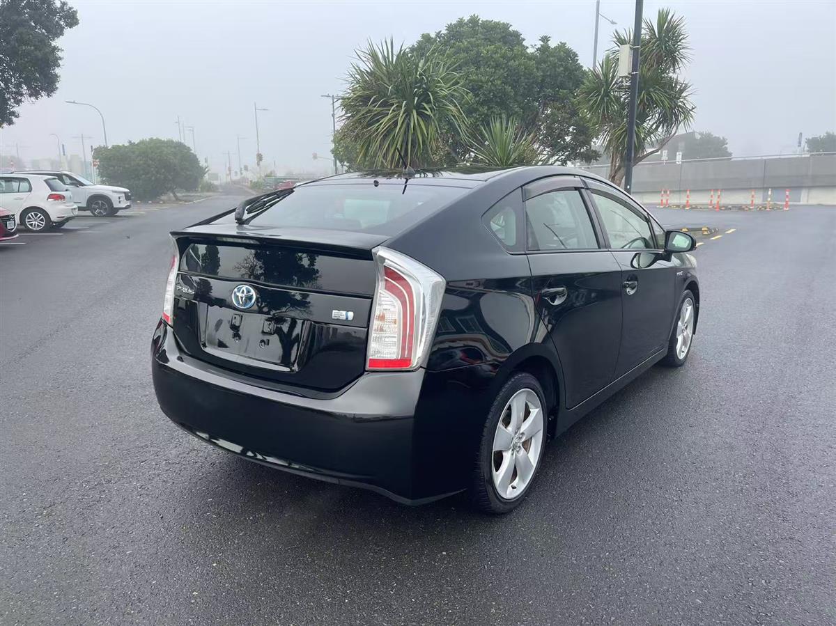 2013 Toyota Prius thumbnail