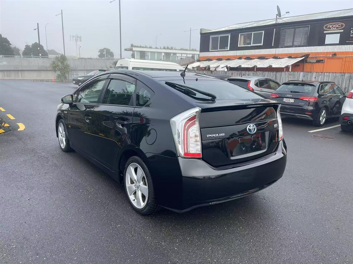 2013 Toyota Prius thumbnail