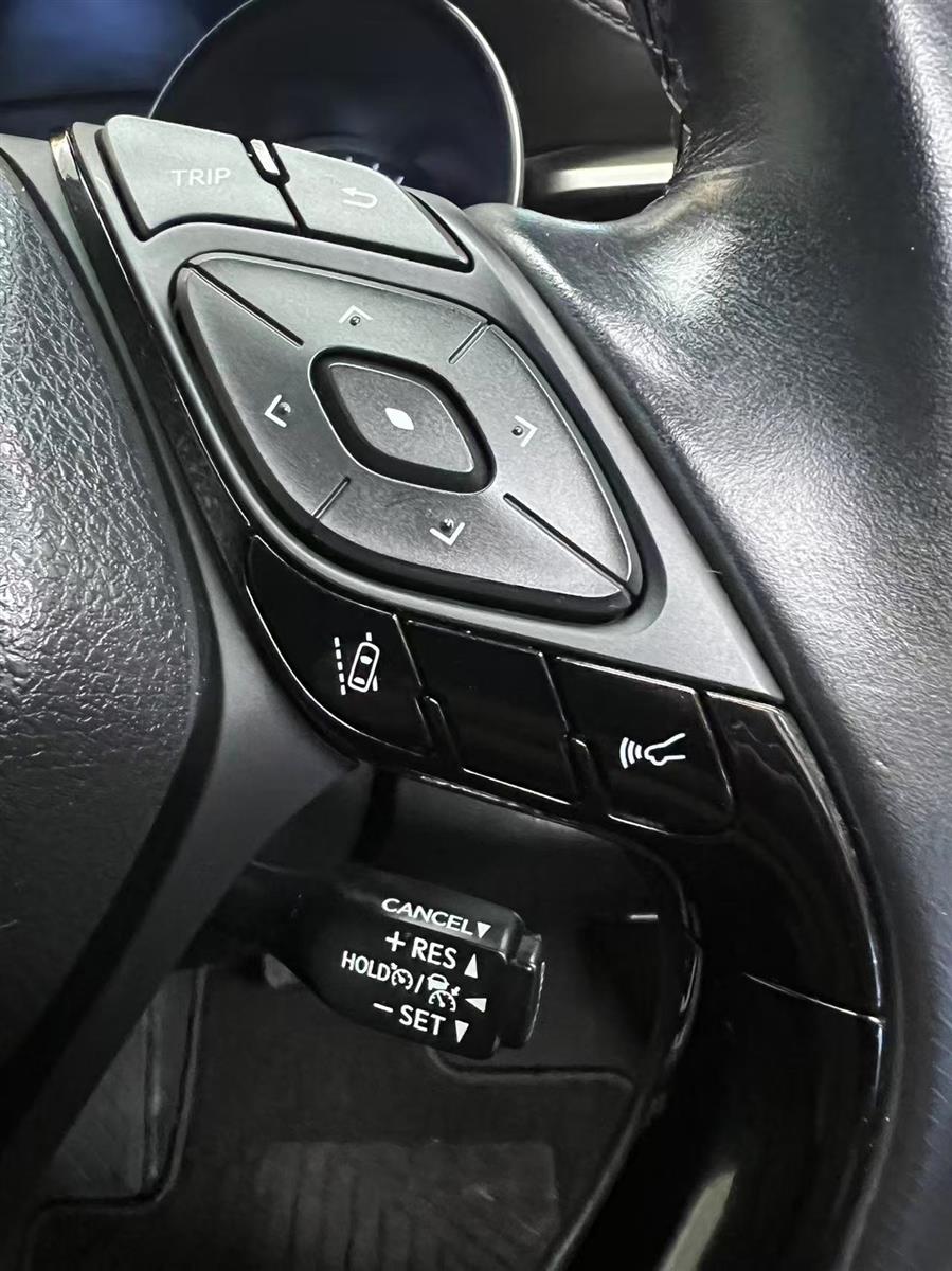 2017 Toyota C-HR thumbnail