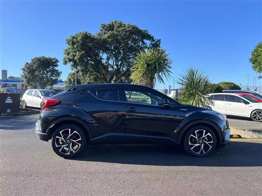 2017 Toyota C-HR thumbnail