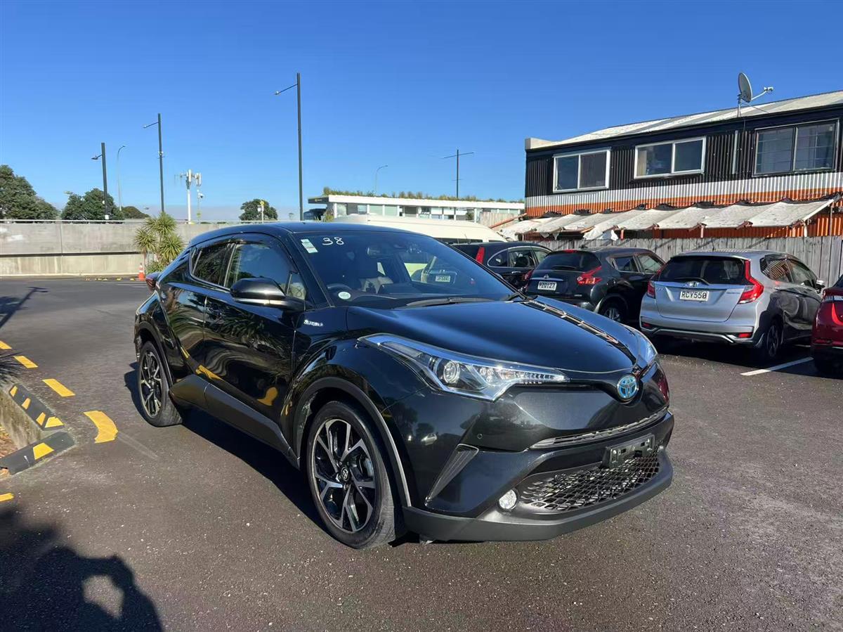 2017 Toyota C-HR thumbnail