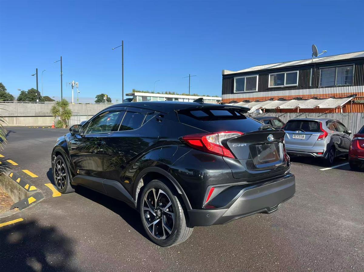 2017 Toyota C-HR thumbnail