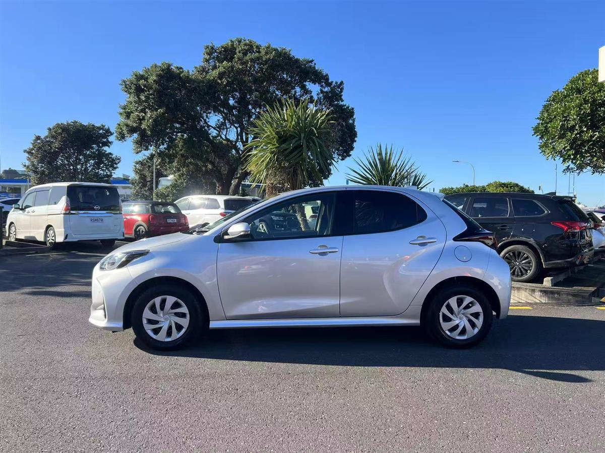 2021 Toyota Yaris thumbnail