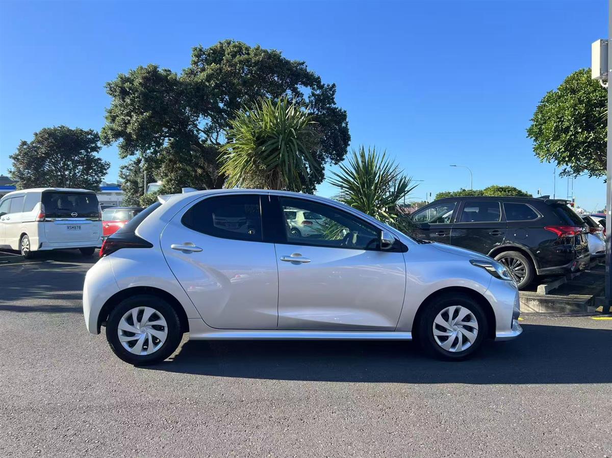 2021 Toyota Yaris thumbnail