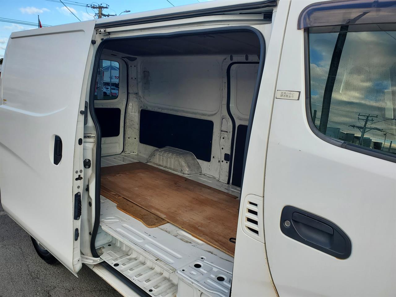 2018 Nissan Caravan thumbnail
