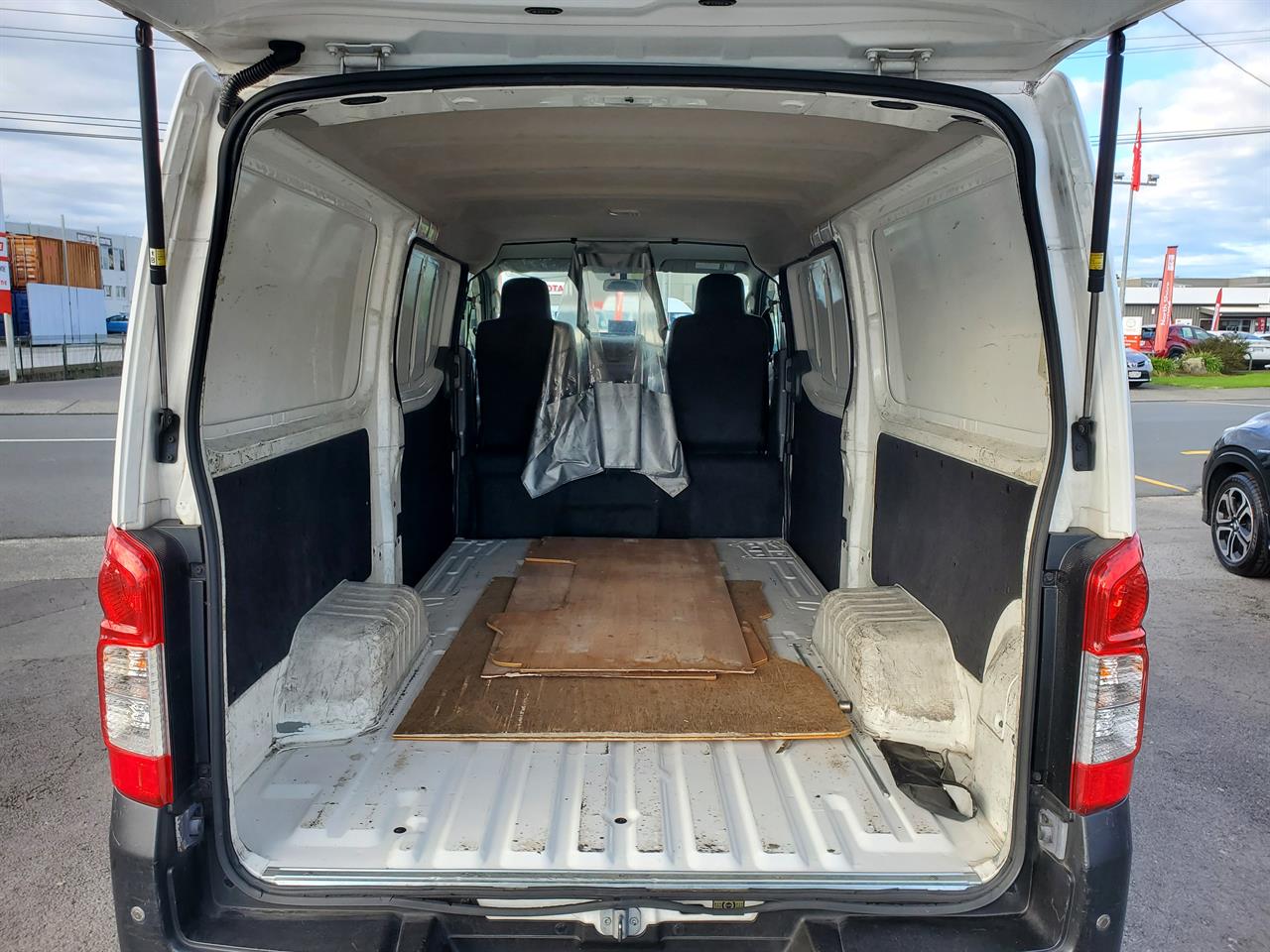 2018 Nissan Caravan thumbnail