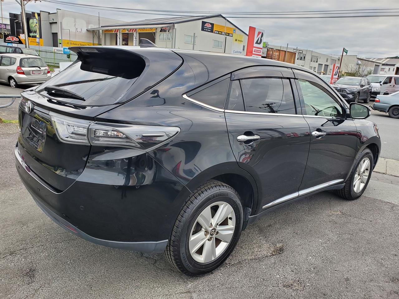 2014 Toyota Harrier thumbnail