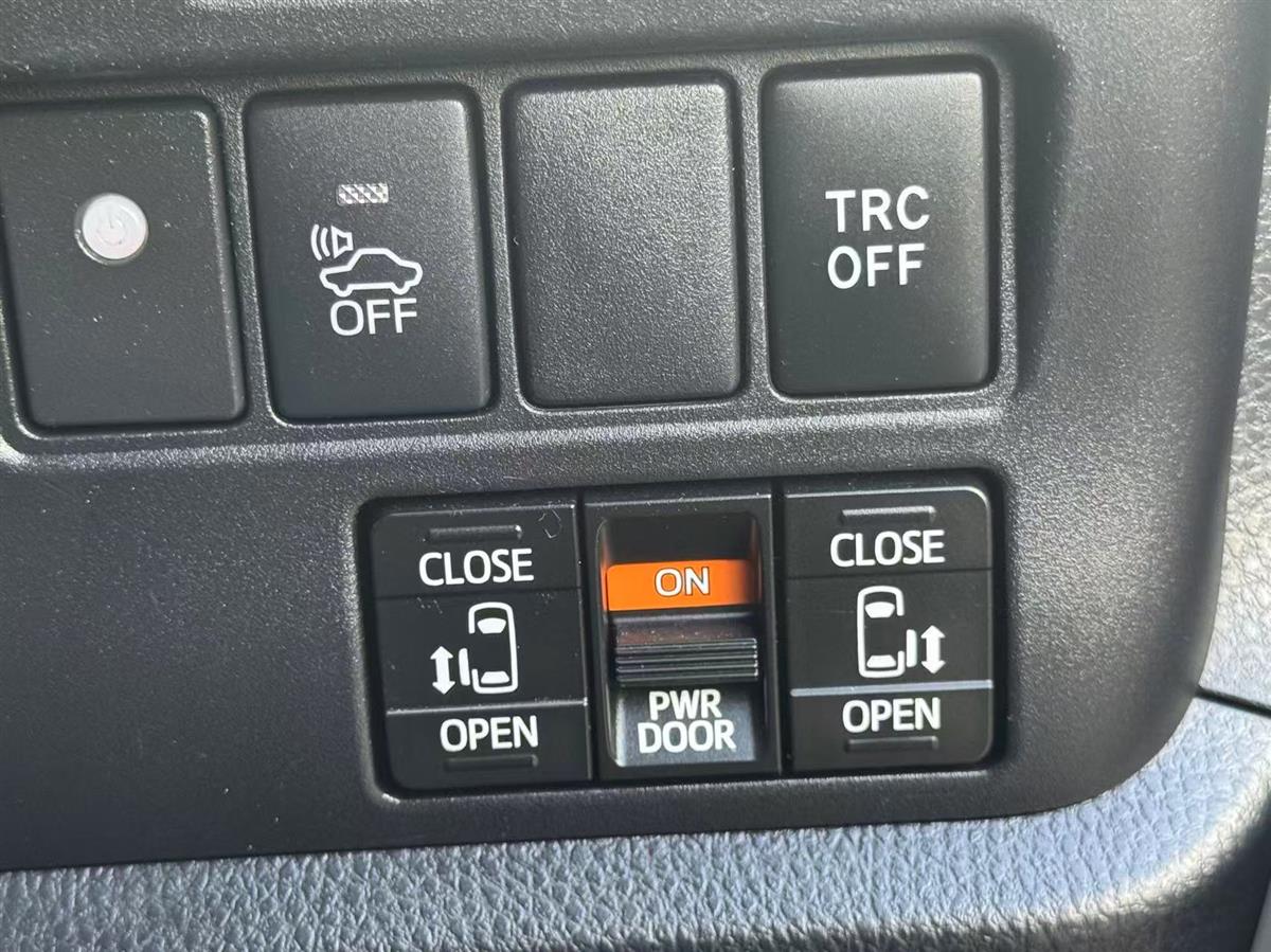 2015 Toyota Esquire thumbnail