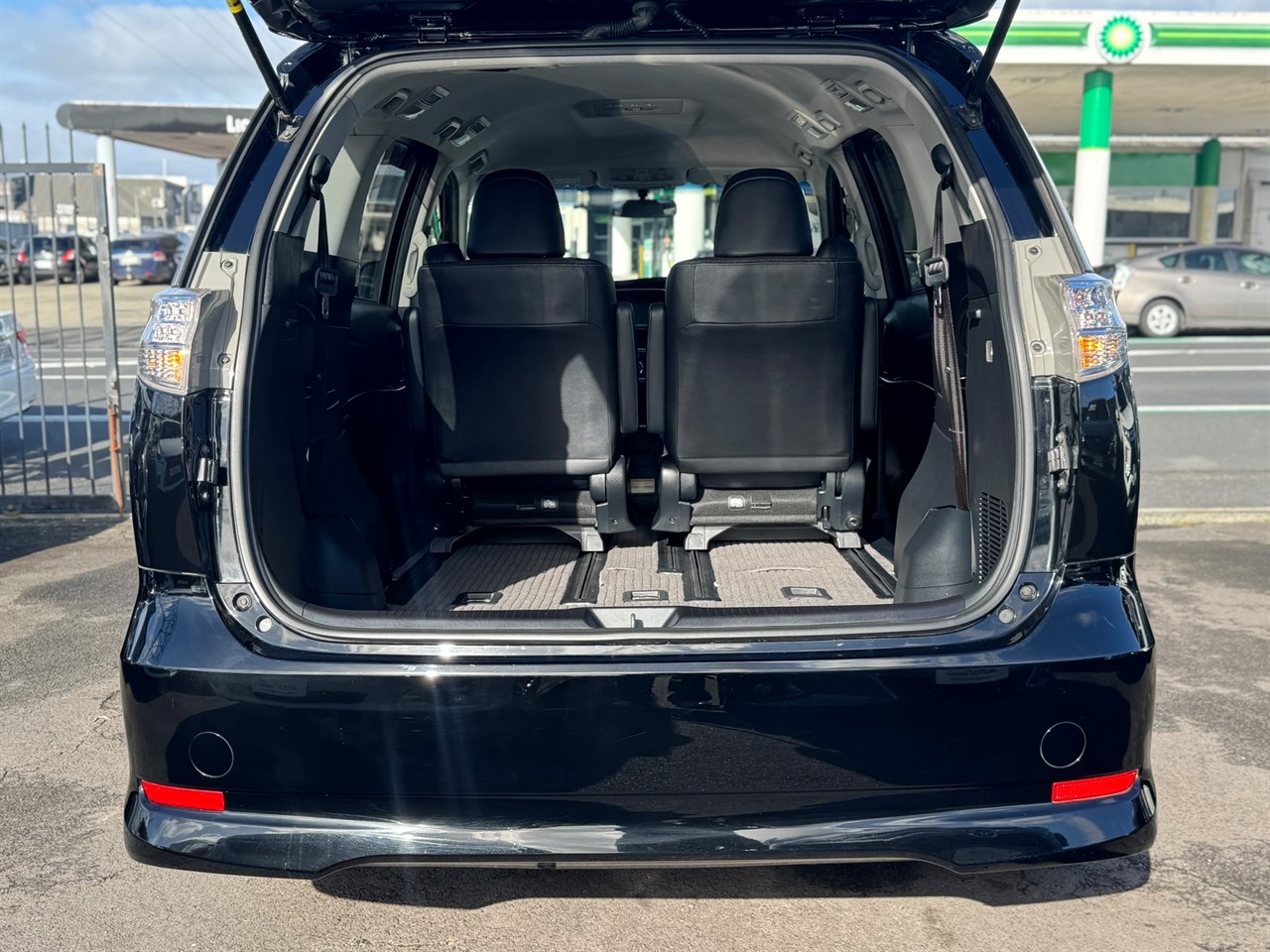 2015 Toyota Estima thumbnail