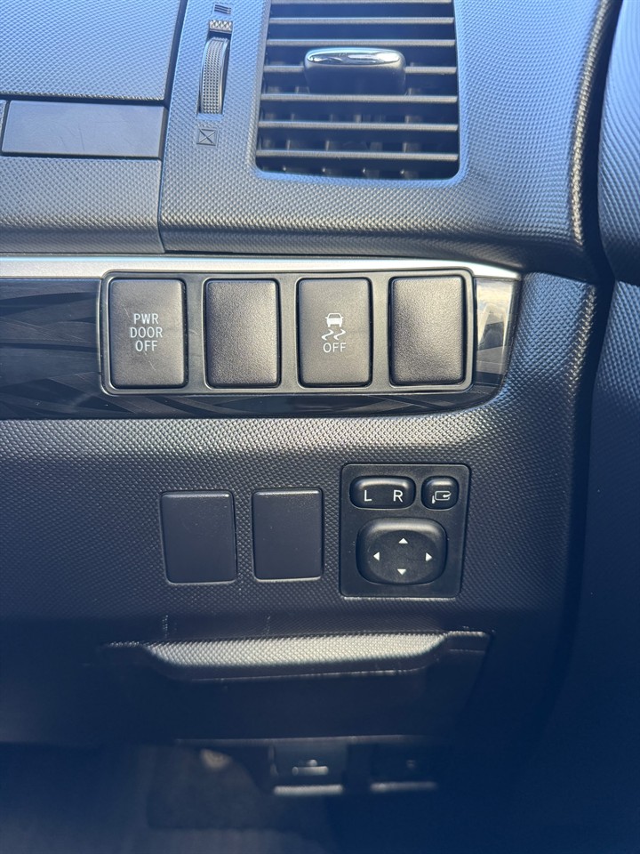 2015 Toyota Estima thumbnail