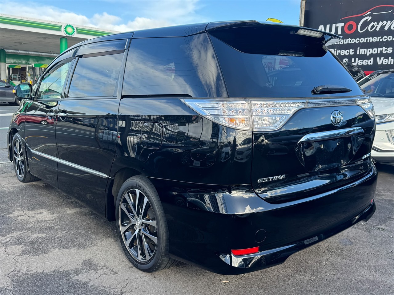 2015 Toyota Estima thumbnail