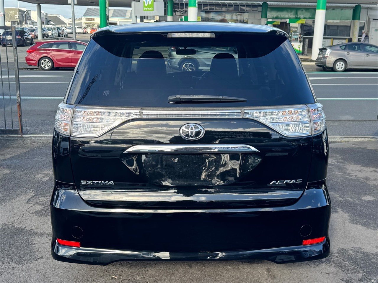 2015 Toyota Estima thumbnail