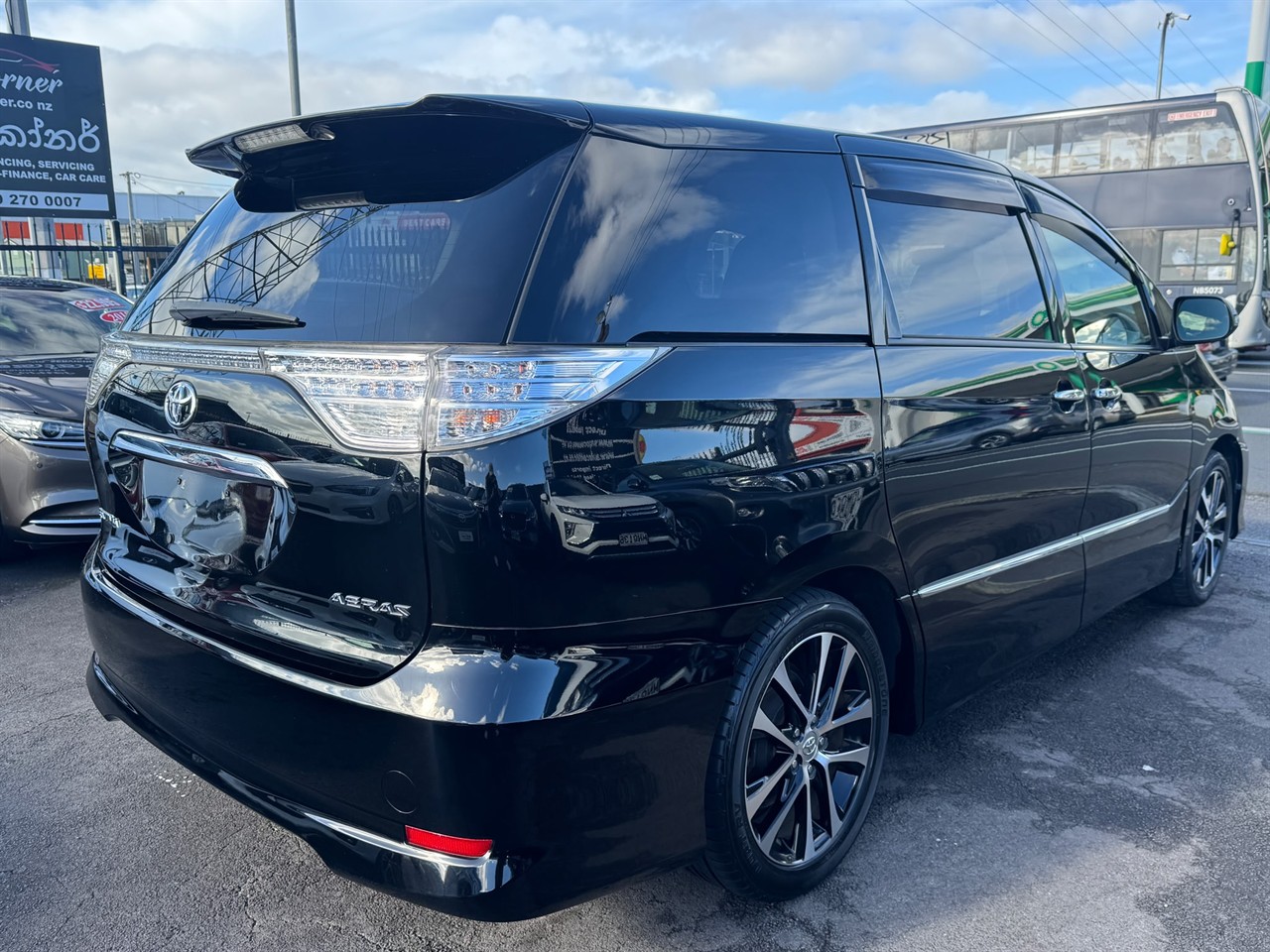 2015 Toyota Estima thumbnail