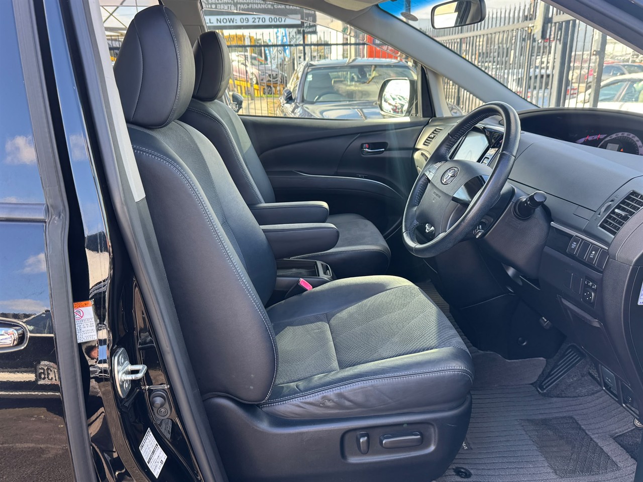 2015 Toyota Estima thumbnail