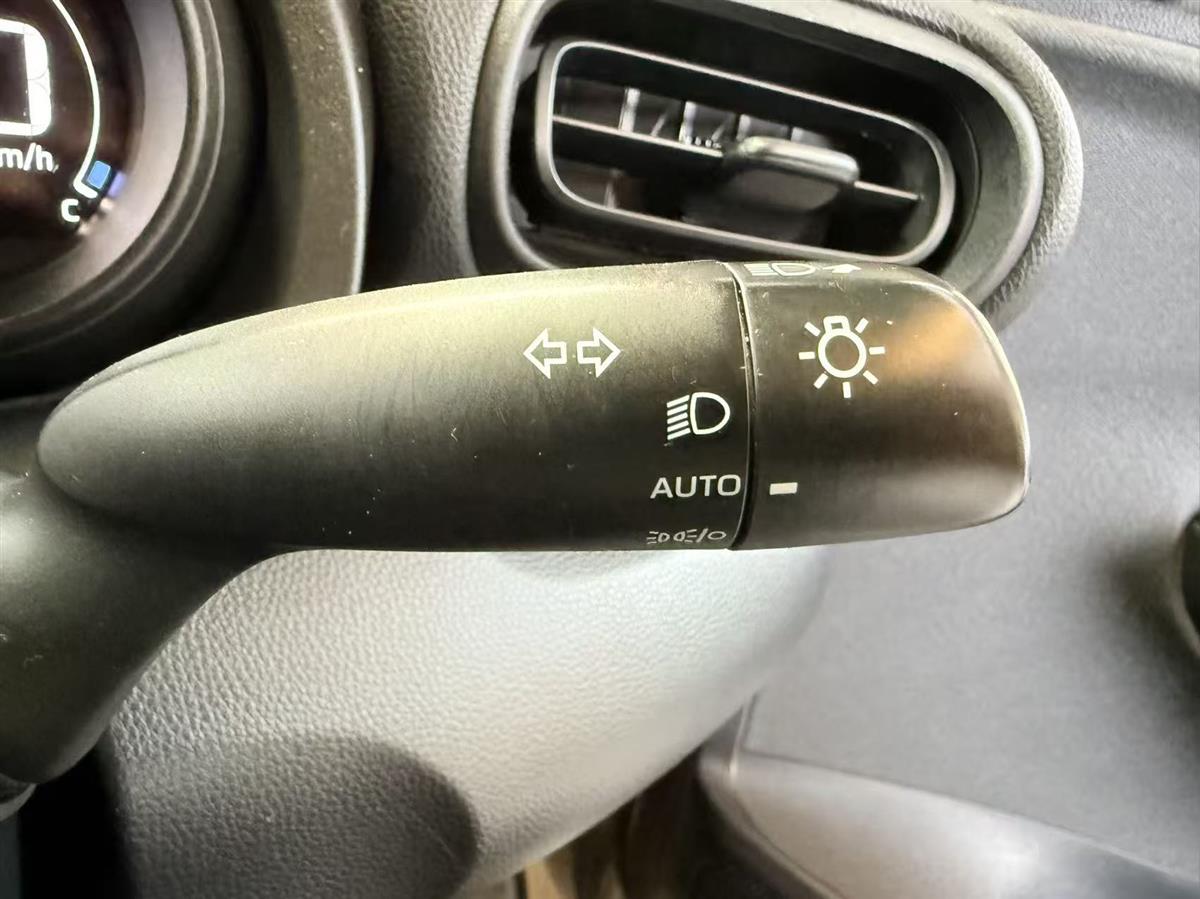 2022 Toyota Yaris thumbnail