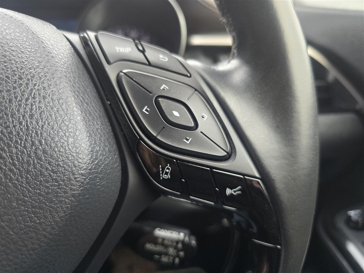 2018 Toyota C-HR thumbnail