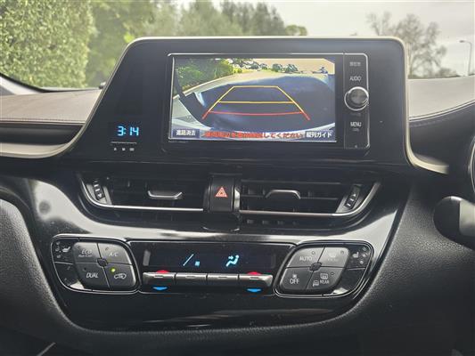 2018 Toyota C-HR thumbnail