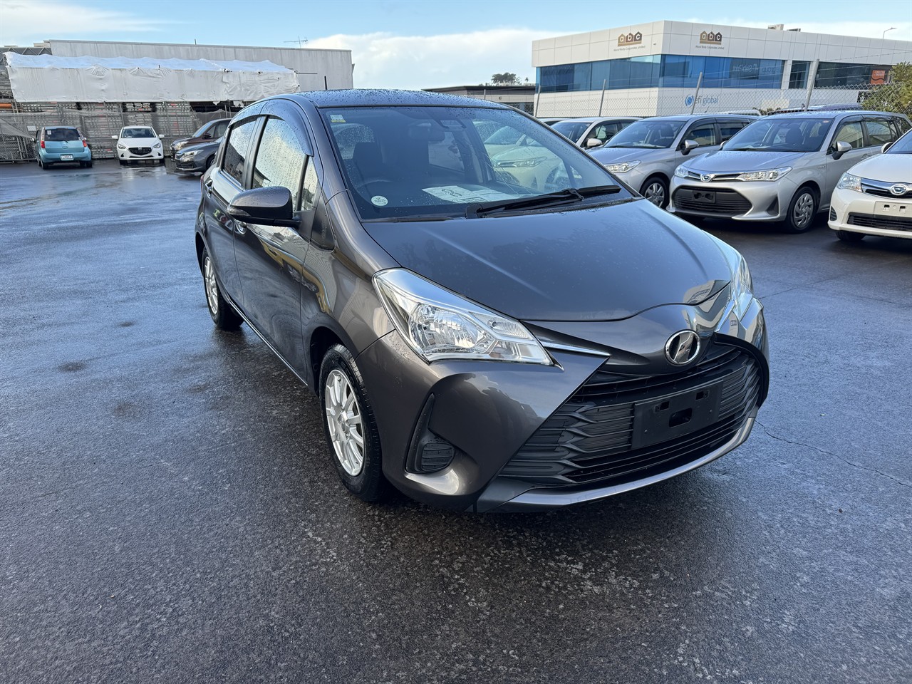 2017 Toyota Vitz thumbnail