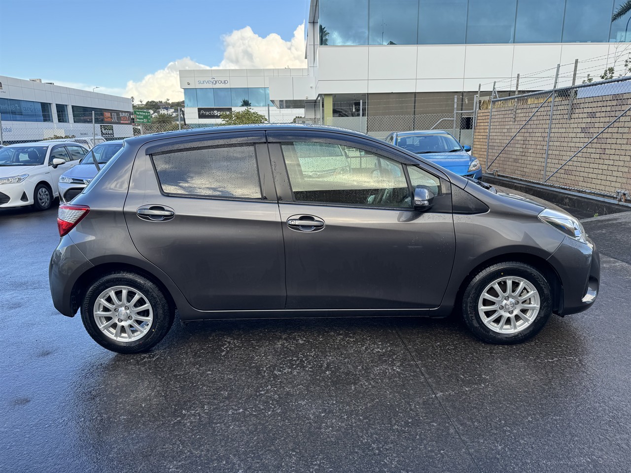 2017 Toyota Vitz thumbnail