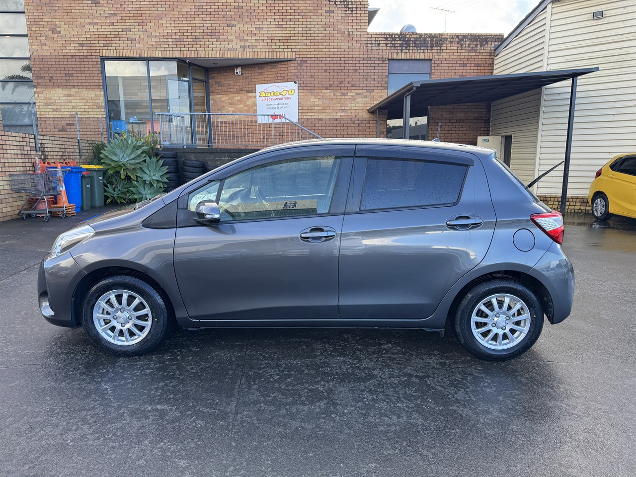 2017 Toyota Vitz thumbnail